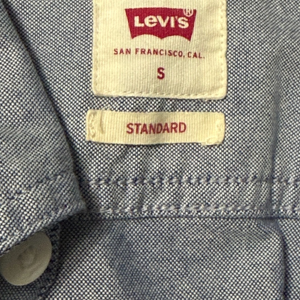 ⸻

Levi’s Button-Down Shirt - Picture 11 of 15